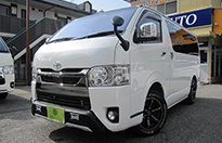 トヨタハイエースバン<br>スーパーGL ダークプライムII 6型アドブルーディーゼル LEDヘッドライト LEDフォグ 左右スライド小窓 ガラスフィルム アルパイン11インチナビ バックカメラ デジタルミラー 16インチアルミ トヨタセーフティセンス<br>4WD 6型ディーゼル 程度良好車両入荷しました☆ アルミ スマートキー ダークプライム スライド小窓 100V電源 ETC